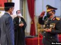 Presiden Jokowi Widodo melantik Jenderal Listyo Sigit Prabowo (kiri) sebagai Kapolri baru di Istana Presiden Jakarta, 27 Januari 2021. (Foto: Biro Setpres/AFP)