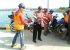 Anggota Kepolisian KP3 membagikan souvenir bendera kepada setiap warga di kawasan pelabuhan nusantara. FOTO : ONNO