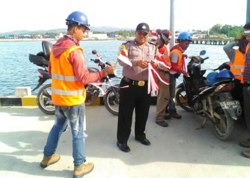 Sambut HUT RI 72, Polsek Kawasan Pelabuhan Bagi-bagi Bendera