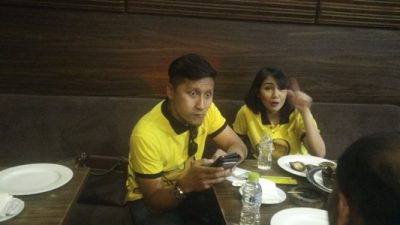 Arie Untung bersama istri saat ditemui sejumlah awak media di Kendari. FOTO : BAIM