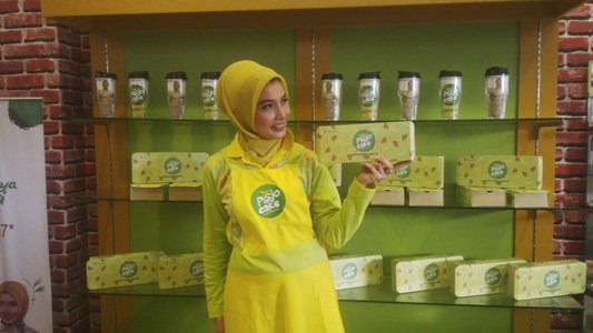 Arzeti Bilibina menunjukkan kulinernya yang ada di gerainya di kota kendari, Sultra. FOTO : BAIM