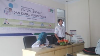 Pihak BPJS Kesehatan kendari saat menggelar konprensi Pers terkait pendaftaran BPJS melalui telephone. FOTO : BAIM