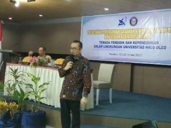 Kepala Biro SDM Kemristekdikti Ari Hendrarto Saleh, SE.,M.Si saat membewakan materi terkait penyusunan SKP. FOTO : BAIM