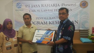Kepala Cabang PT. Jasa Raharja John Veredy P saat menyerahkan bantuan kemitraan. FOTO : BAIM