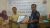 Kepala Cabang PT. Jasa Raharja John Veredy P saat menyerahkan bantuan kemitraan. FOTO : BAIM