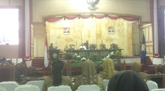 Sidang Paripurna yang di gelar di Ruang rapat Utama DPRD Sultra. FOTO : BAIM. J