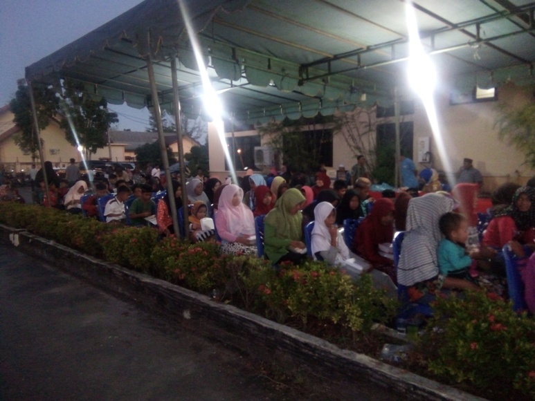 Ratusan anak yatim seKabupaten Aceh Singkil yang ikut berbuka puasa bersama dengan Bupati Aceh Singkil Syafriadi. FOTO : MAN