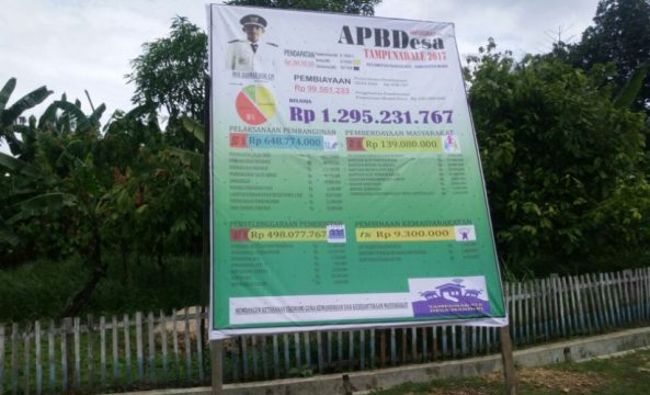 program pembangunan desa Tapunabale Kecamatan Pasikaloka Kabupaten Muna di pajang di baliho. FOTO : LA ODE AWALUDDIN