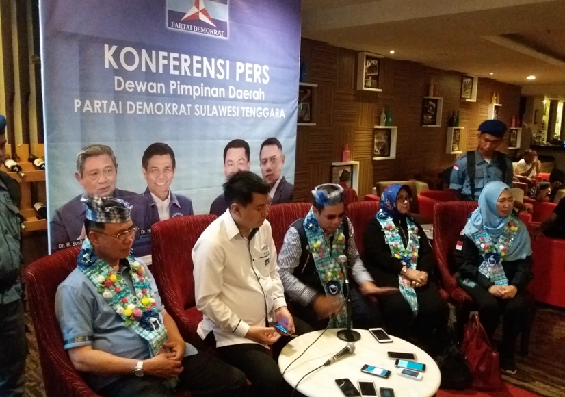 Ketua DPD Partai demokrat Sultrea muh Endang SA saat mendampingi Sekretaris jenderal DPP Partai demokrat Hinca Panjaiatan saat menggelar konprensi pers. FOTO : FAISAL