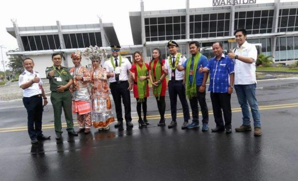 Pemkab Wakatobi didampingi Kepala UPBU Matahora menyambut kopailot Wings Air di Bandara Udara Matahora, Kabupaten Wakatobi, Sultra.. FOTO : UDIN