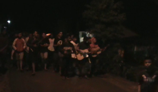 Tradisi warga kampung salo membangunkan warga dengan bunyi musik tradisional. FOTO : FT 