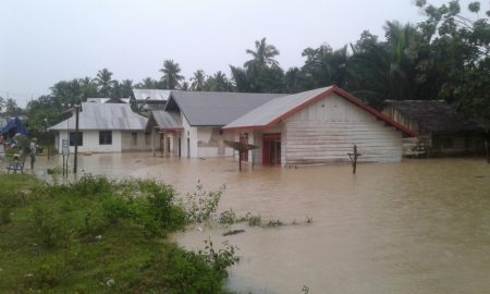 Banjir yang melnada wilayah Andoolo, belasan rumah warga terendam banjir. FOTO : HERMAN