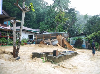 Banjir yang melanda Kelurahan kampung salo membuat rumah warga terbawa arus banjir. FOTO : FT