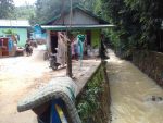 Warga mulai bersih-bersih pasca banjir, meski masih kwatir akan adanya banjir susulan. FOTO : ILHAM