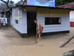 Pasca banjir di kelurahan Kampung Salo , warga meminta kepada pemerintah untuk dibuatkan dapur umum. FOTO : FT