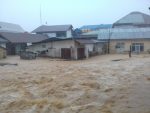 banjir yang terjadi di Kelurahan kemarayua membuat pemukiman warga terancam roboh akibat luapan suangai kemaraya. FOTO : ILHAM