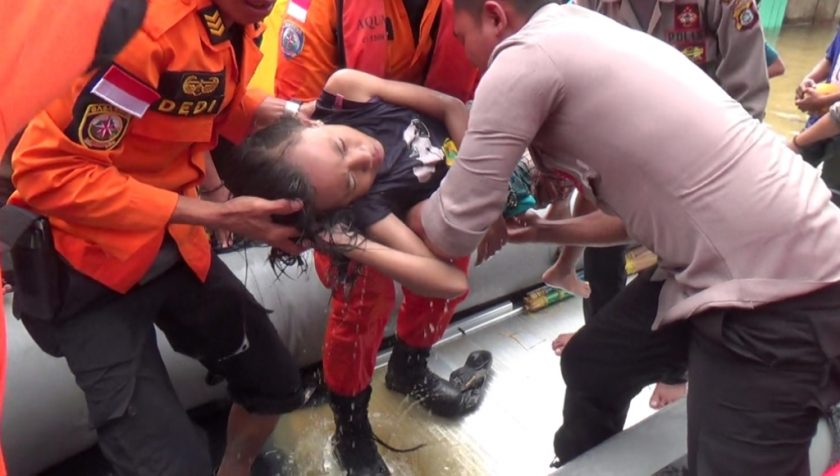 Siswi SMPN Terseret Arus Banjir di Koltim Selamat Dengan Bantuan Pernapasan