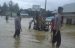 Banjir yang melanda di wilayah Konawe Selatan, khususnya di Laeya . Tampak seorang PNS menggunakan jasa ojek untuk melakukan penyebrangan. FOTO : MAHIDIN