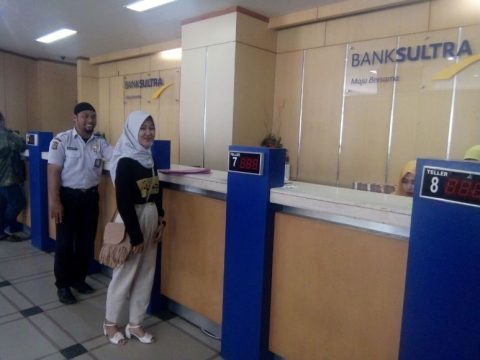 Susana pelayanan di Bank Sultra. FOTO : LM FAISAL