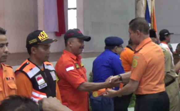 menyerahkan piagam penghargaan kepada perwakilan Komunitas SAR di Temanggung. FOTO : BISMA SURYA KURNIAWAN
