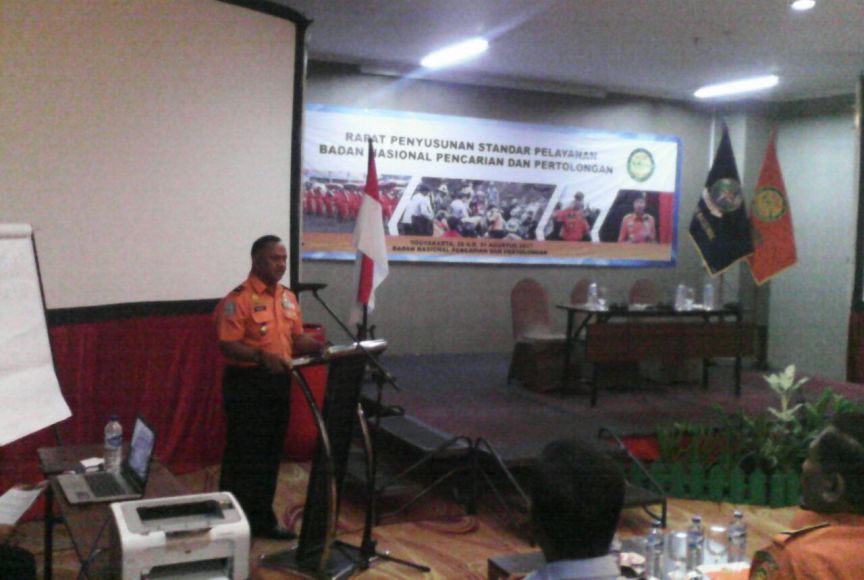 Direktur Operasi Basarnas, Brigjend TNI. Ivan Ahmad Rizka saat memberikan sambutan Rapat Penyusunan Standar Pelayanan Basarnas. FOTO : NADHIR ATTAMIMI