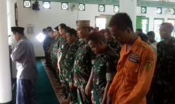 Anggota TNI-SAR Gelar Shalat Ghaib Bagi Korban Heli Basarnas