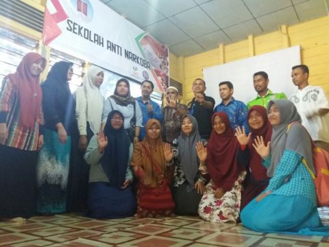 Para Basirah gerakan anti Narkoba, foto bersama usai menggelar kegiatan. FOTO : MAN