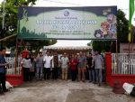 foto bersama, Kepala Perwakilan BI Sultra, Minot Purwahono (tengah batik) di lokasi basar Kuliner ramadhan. FOTO : FAISAL