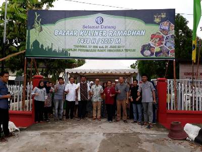 foto bersama, Kepala Perwakilan BI Sultra, Minot Purwahono (tengah batik) di lokasi basar Kuliner ramadhan. FOTO : FAISAL