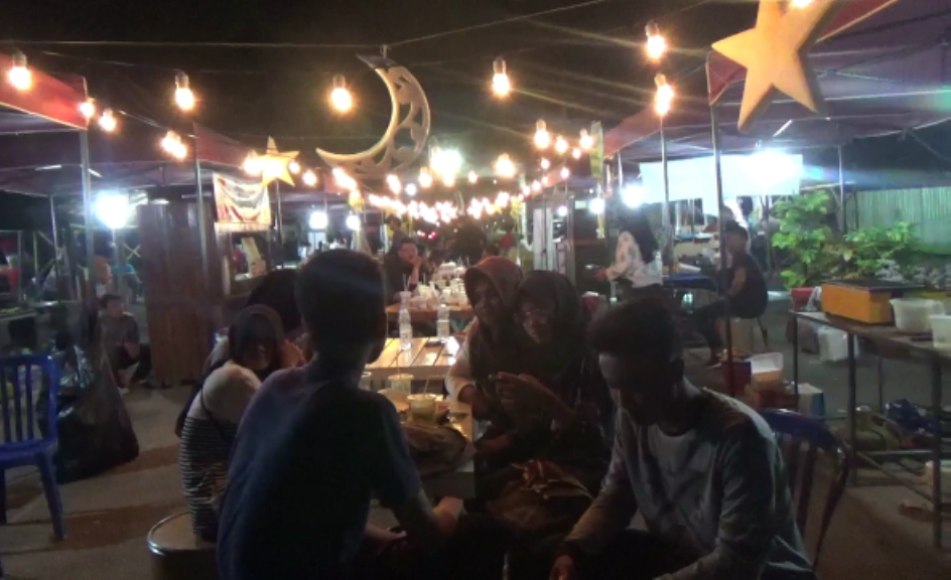 Pengunjung bazar ramadhan di eks pabrik gula Calomadu saat menikmati berbagai kuliner yang di jajakan di lokasi bazar. FOTO : BISMA SURYA KURNIAWAN