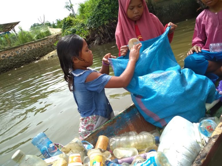 Kisah Anak Suku Bajo, Mulung di Teluk, Hasilnya Buat Biaya Sekolah