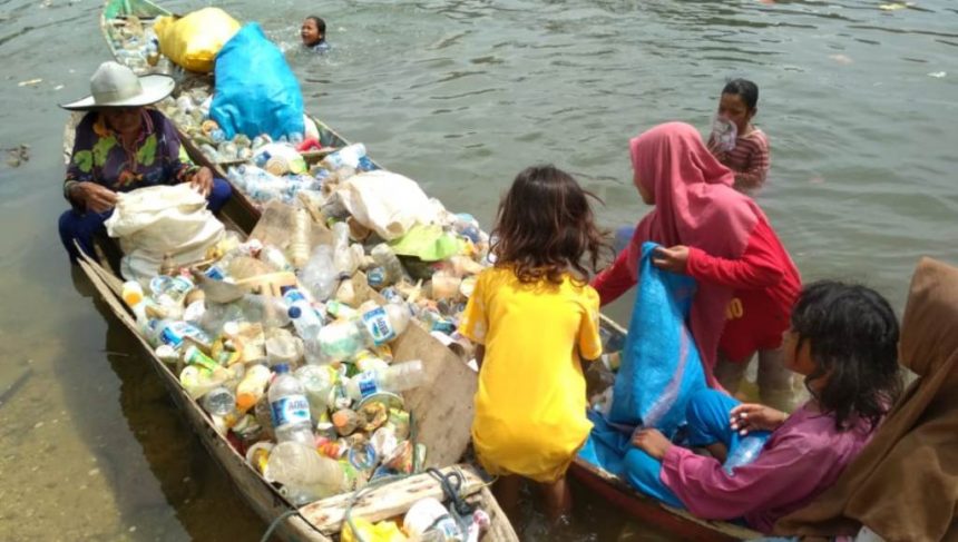 Kisah Anak Suku Bajo, Mulung di Teluk, Hasilnya Buat Biaya Sekolah