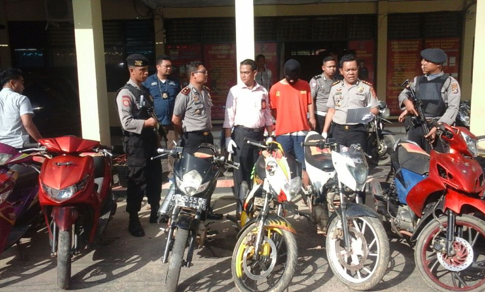 Kapolresta Kendari AKBP Jemi Junaidi didampingi Wakapolres dan kasat reskrim saat menunjukkan barang bukti dan tersangka dalam sebulan di Mapolresta. FOTO : ONNO