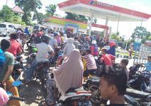 Premium Mahal Dipengecer, Warga mengular di APMS