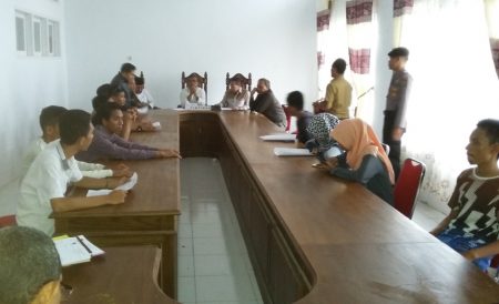 barisan Muda Muna Timur saat menyampaikan aspirasinya di DPRD Muna terkait sering dilakukan pemadaman listrik di wilayah muna Timur. FOTO : LA ODE AWALUDDIN