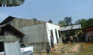 Rumah warga yang di amuk puting beliung tadi malam dan sementara dilakukan perbaikan oleh warga setempat. FOTO : ROBY SINAGA