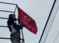 Bendera Alam Peudang Diturunkan saat di kibakan di sejumlah titik di Aceh Tamiang. FOTO : ROBY SINAGA