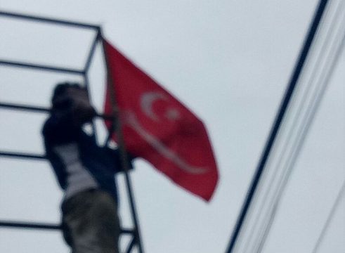 Tiga Bendera Alam Peudang Diturunkan