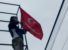 Bendera Alam Peudang Diturunkan saat di kibakan di sejumlah titik di Aceh Tamiang. FOTO : ROBY SINAGA