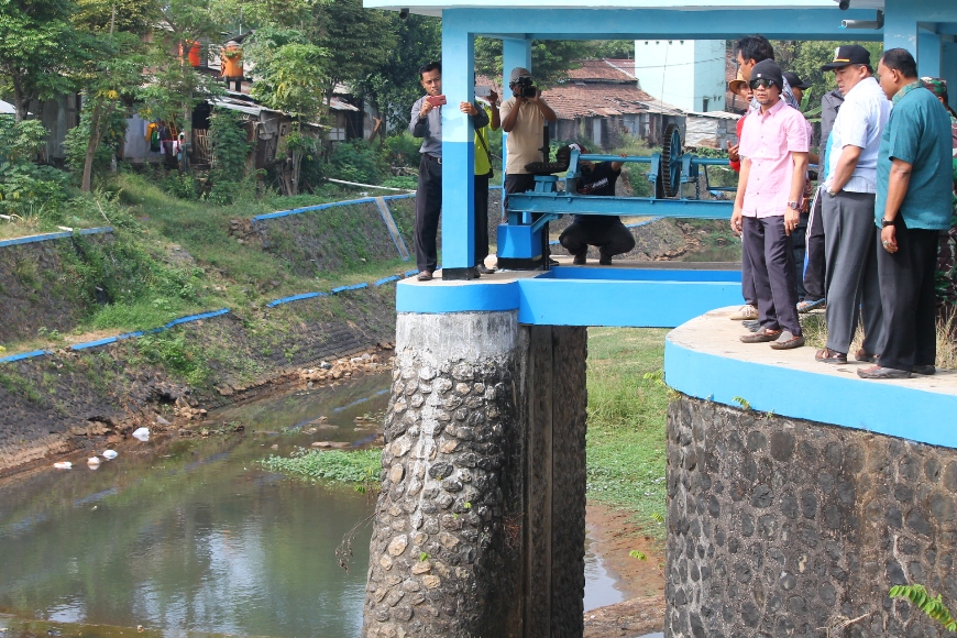 Bupati Jepara Ahmad Marzuki (pakai topi) saat meninjau Sungai Besar Karangrandu Yang Tercemar. FOTO : DSW