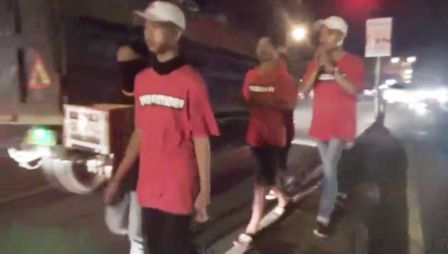 Para Suporter Ini Turun ke Jalan, Ini Yang Dilakukan