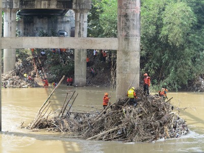 Hari Kesiap Siagaan Bencana Perum Jasa Tirta Bersihkan Sungai