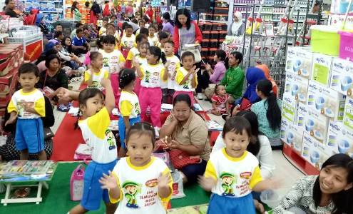 Lomba menggambar oleh anak-anak usia dini di salah satu pusat perbelanjjan di kota Solo. FOTO : BISMA