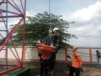 Simulasi evakuasi korban pesawat jatuh oleh tim Basarnas Pos Surakarta. FOTO : BISMA