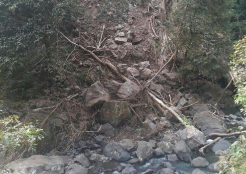 Lokasi wisata air terjun Bissapu yang mengalami longsor. FOTO : SYAMSUDDIN