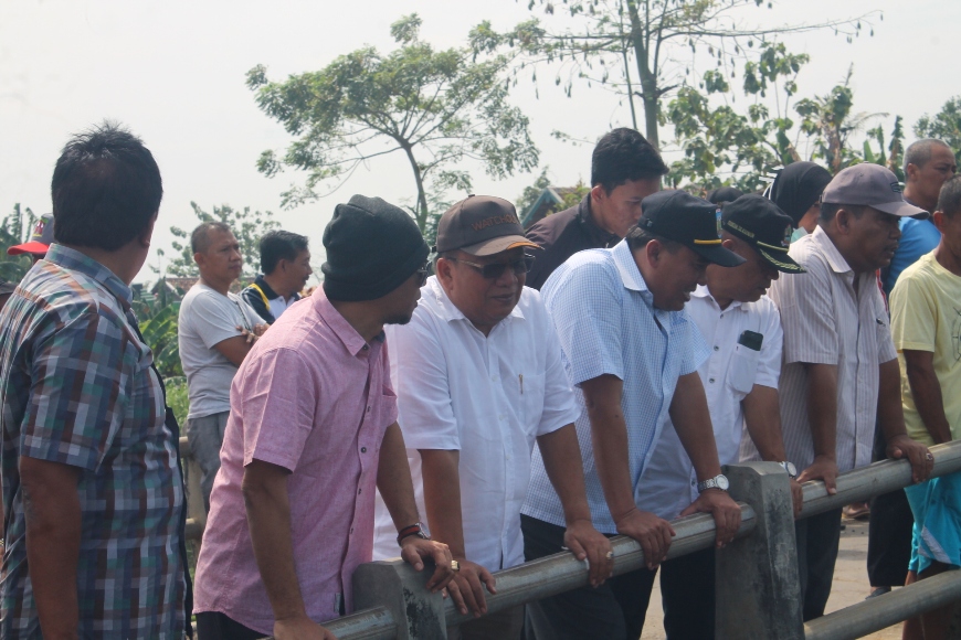 Bupati Jepara Ahmad Marzuki di dampingi Kadis BLH saat meninjau sungai yang tercemar. FOTO : DSW