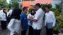 kepala BNNK Kolaka Eryan saat menyematkan danta keanggotaan dua orang duta anti narkoba. FOTO ; ASDAR LANTORO