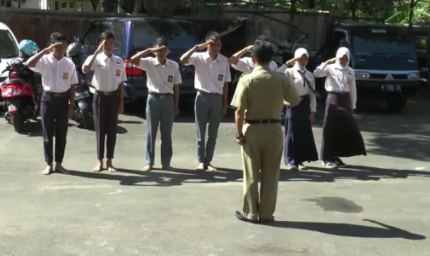 Tujuh pelajar yang terdiri dari siswa SMA dan SMP sebanyak lima pelajar laki-laki dan dua pelajar perempuan di jaring satpol saat bolos sekolah. FOTO ; DSW