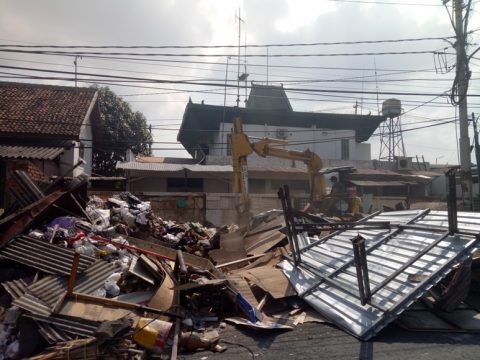 Penggusuran yang dilakukan oleh PT. KAI Daop 6 Yogyakarta dikawasan Pasar Kembang pada Rabu (5/7/2017) lalu. FOTO : NADHIR ATTAMIMI
