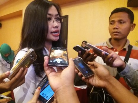 Kepala BPJS Kesehatan cabang Kendari, Dina Diana Perma saat memberikan keterangan pers. FOTO : LM FAISAL